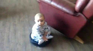 Ngộ nghĩnh clip bé dùng 'cân đẩu vân' di chuyển khắp nhà