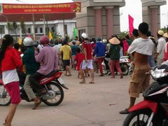 Mang di ảnh, lư hương đến trụ sở UBND huyện kêu oan