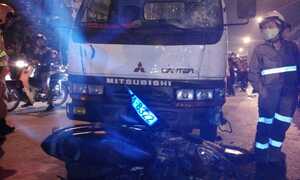 Hà Nội: Tông vào xe cảnh sát, 2 người nhập viện