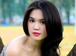 Ngọc Trinh vai trần, giỡn trai lạ chốn hậu trường