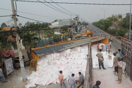 Bột mỳ rơi phủ trắng quốc lộ, không ai hôi của