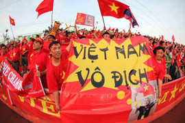 Hàng trăm CĐV tập 'thổi lửa' cho U19 Việt Nam