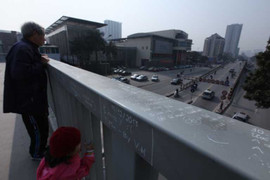 Lời tỏ tình cháy bỏng 'vấy bẩn' cầu Hà Nội