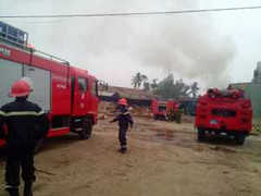 Xưởng gỗ cháy dữ dội, hàng chục tỷ đồng ra tro