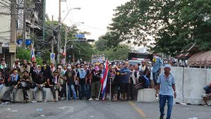 Tin sáng: Phe biểu tình bắt đầu 'đóng cửa' Bangkok
