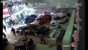 Clip: Nhóm côn đồ hùng hổ đập phá showroom ô tô