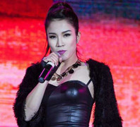 Diệp Lâm Anh áo trễ nải sexy hút mắt