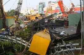 Clip: Khối thép rơi sập vào bảo tàng Mỹ thuật TP.HCM