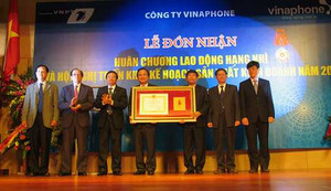 VinaPhone đón nhận Huân chương Lao động hạng Nhất