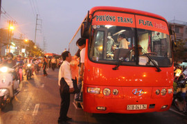 Xe khách cán chết người, cầu vượt thép kẹt cứng