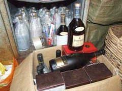 Uống rượu lậu, 16 người chết