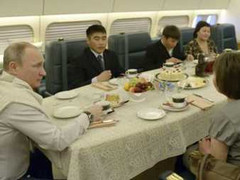 Clip: Putin mời người dân lên chuyên cơ dự tiệc