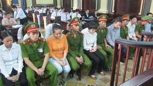 Nể nang uy tín của 'siêu lừa', nhiều bị cáo phạm tội