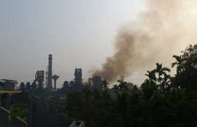 Nổ nhà máy gây ô nhiễm, dân dựng lều bao vây