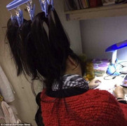 Nữ sinh buộc tóc lên trần nhà ôn thi