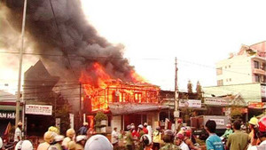 Nhà chủ tịch huyện cháy như đuốc