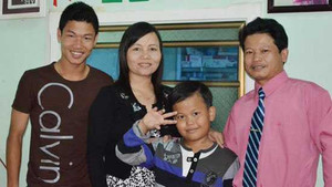 Xúc động khoảnh khắc gia đình sao U19 trên khán đài