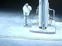 'Người ngoài hành tinh' uống xăng bị camera ghi lại