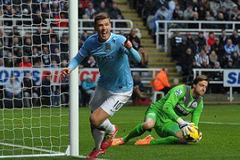 Trọng tài giúp sức, Man City hạ gục Newcastle