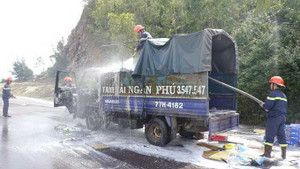 Xe chở bia bốc cháy, bà con phụ cứu cả trăm thùng bia