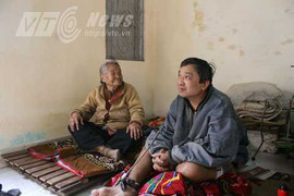 Xót xa mẹ mù xin ăn nuôi cựu quân nhân tâm thần