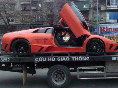 Đi diễu phố Việt Nam, siêu bò Lamborghini ‘gặp nạn’