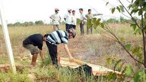 Phát hiện thi thể nam sinh ven đường