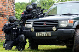 Video: Theo chân trinh sát TP.HCM đột kích sòng bạc