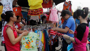 Săn hàng giảm giá thật dịp Tết