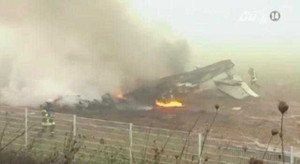 Clip: Máy bay Đức lao vào đường điện cao thế