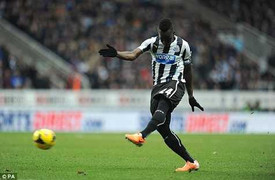 'Bàn thắng ma' nâng bước Man City lên đầu bảng