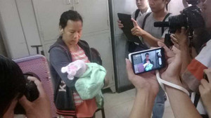 Xúc động phút giây bé sơ sinh về lại vòng tay mẹ