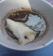 Ruồi 'sa chân' mắm chấm bún đậu: Xem hình ảnh còn dám ăn?