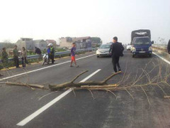 Bộ trưởng bị chặn xe: Cán bộ đâu, đảng viên đâu?