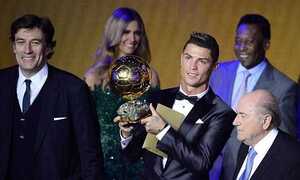 Ronaldo bật khóc nhận Quả bóng vàng 2013