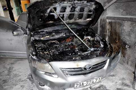 Hà Nội: Xe Camry đỗ trong sân bốc cháy dữ dội