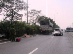 Đón xe về quê ăn Tết, cô gái bị cán chết thảm