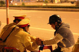 Bị giữ xe, thiếu nữ nói tiếng Hàn khóc tiếng Việt