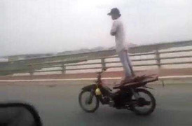 Clip 'quái xế' Việt làm xiếc trên đường lên báo nước ngoài