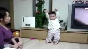 Ngộ nghĩnh clip bé 'đầu hàng' khi bị mẹ phạt