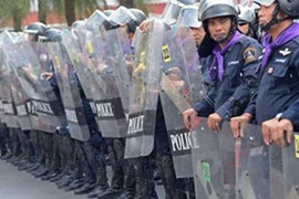 Thế giới 24h: Cảnh sát Bangkok bảo vệ người biểu tình
