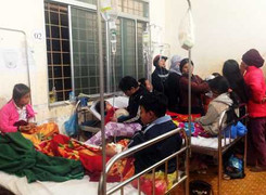 Đồ chơi phát nổ, 32 học sinh nhập viện