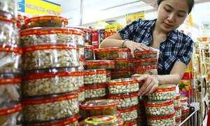 Đổ xô nhau lùng mua bánh mứt kẹo Việt