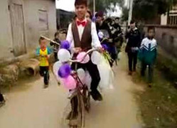 Clip: Rước dâu bằng xe đạp cà tàng, cô dâu đi dép lê