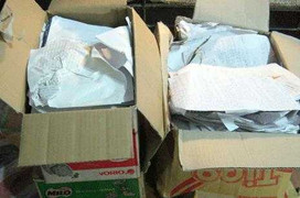 Mang ô tô chở giấy vụn nộp cho con