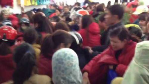 Hàng trăm người la hét, tranh cướp áo giảm giá ở Thái Nguyên