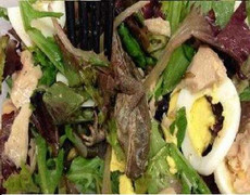 Nổi da gà với món xà lách trộn xác ếch