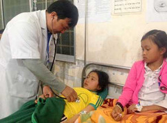 Đồ chơi 'lạ' phát nổ, 32 học sinh nhập viện