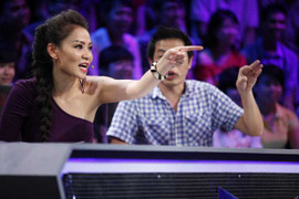 Thu Minh cười ngặt nghẽo khi làm giám khảo