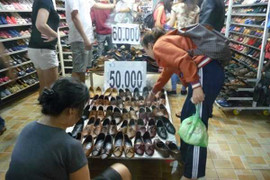 Thưởng tết teo tóp, hàng “sale off” lên ngôi